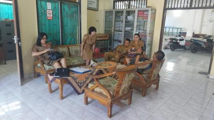 Monitoring Administrasi Pemerintah Desa Banyuseri Oleh Tim Kecamatan Banjar